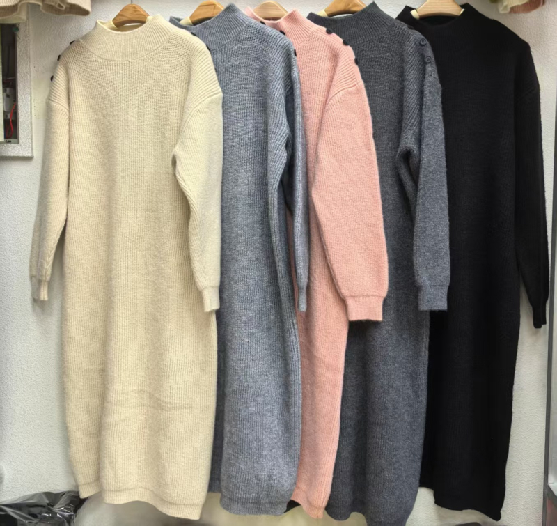 Kötött ruha egyenes szabásban, hosszú, egyszínű, hosszú ujjú, anyag poliészter-nylon keverék (50–70% poliészter, 30–50% nylon)