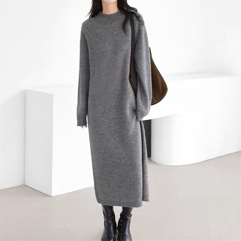 Kötött ruha egyenes szabásban, hosszú, egyszínű, hosszú ujjú, anyag poliészter-nylon keverék (50–70% poliészter, 30–50% nylon)