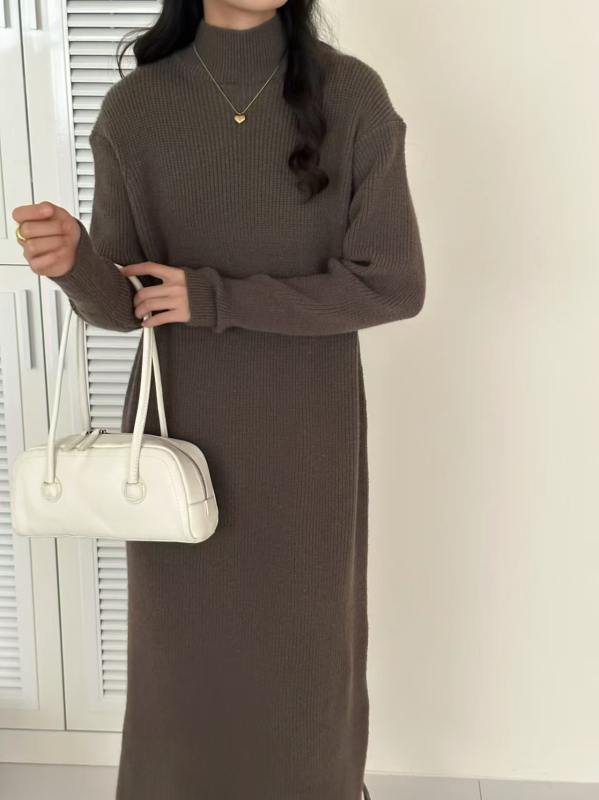 Ženska pletena haljina s polu-visokom ovratnikom, slobodan struk, dugi rukavi, duga ravna suknja, jednobojna, elegantan stil; tkanina: pletena; sastav: 50-70% akril, 30-50% poliester