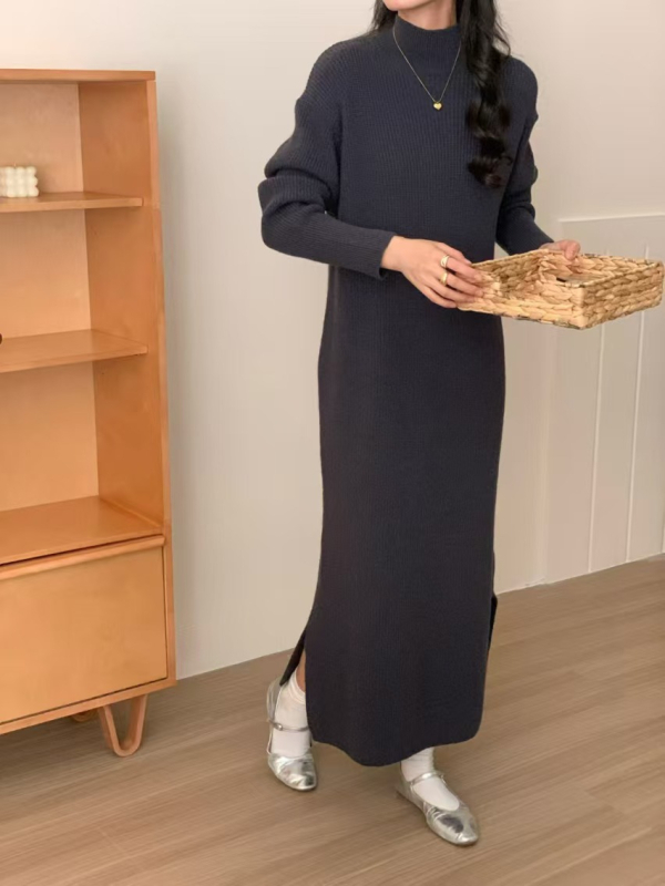 Ženska pletena haljina s polu-visokom ovratnikom, slobodan struk, dugi rukavi, duga ravna suknja, jednobojna, elegantan stil; tkanina: pletena; sastav: 50-70% akril, 30-50% poliester