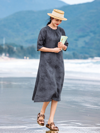 Lenvászonból készült A-vonalú ruha pillangó mintával és égő virágos hímzéssel, közepes hosszúságú