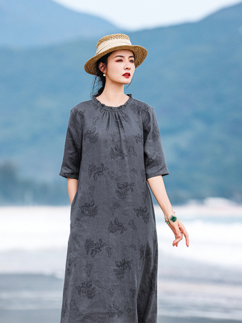 Lenvászonból készült A-vonalú ruha pillangó mintával és égő virágos hímzéssel, közepes hosszúságú