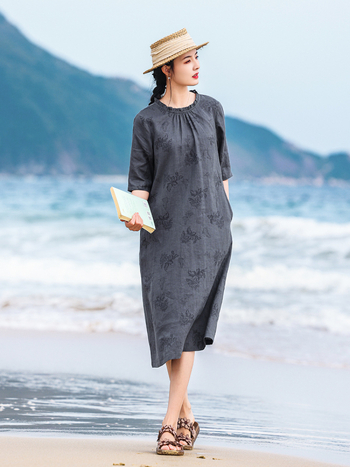 Lenvászonból készült A-vonalú ruha pillangó mintával és égő virágos hímzéssel, közepes hosszúságú