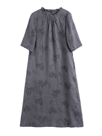 Lenvászonból készült A-vonalú ruha pillangó mintával és égő virágos hímzéssel, közepes hosszúságú