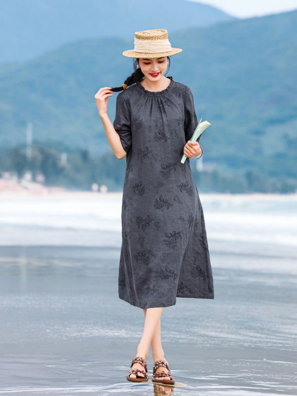 Lenvászonból készült A-vonalú ruha pillangó mintával és égő virágos hímzéssel, közepes hosszúságú