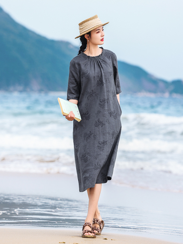 Lenvászonból készült A-vonalú ruha pillangó mintával és égő virágos hímzéssel, közepes hosszúságú