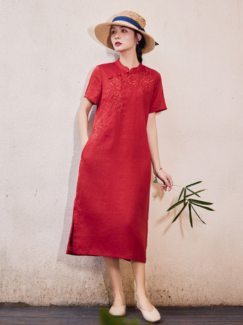 Rámie anyagú Cheongsam ruha hímzéssel, álló gallér, rövid ujjú, hosszú szoknya