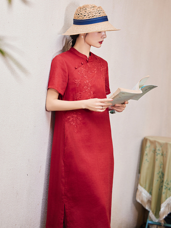 Rámie anyagú Cheongsam ruha hímzéssel, álló gallér, rövid ujjú, hosszú szoknya
