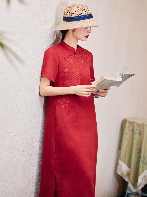 Rámie anyagú Cheongsam ruha hímzéssel, álló gallér, rövid ujjú, hosszú szoknya