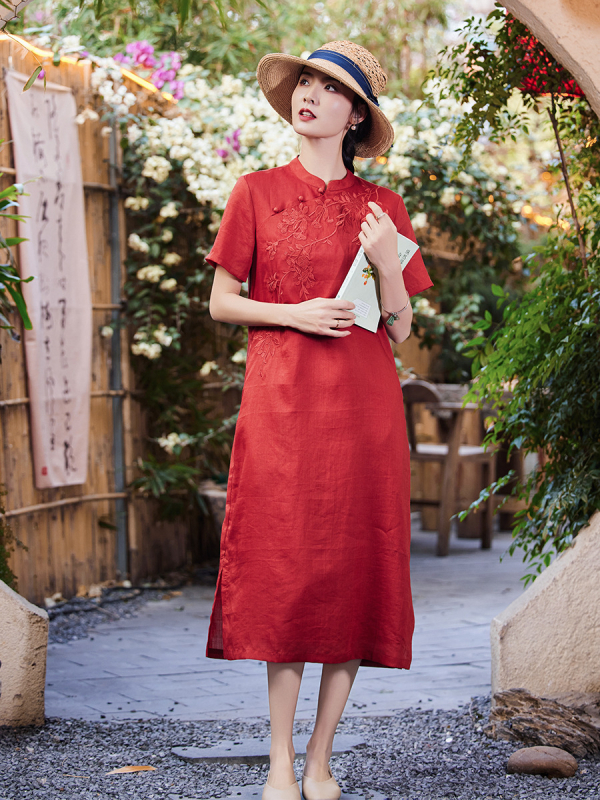 Rámie anyagú Cheongsam ruha hímzéssel, álló gallér, rövid ujjú, hosszú szoknya