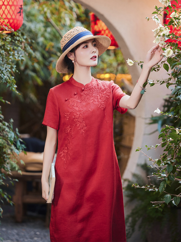 Rámie anyagú Cheongsam ruha hímzéssel, álló gallér, rövid ujjú, hosszú szoknya
