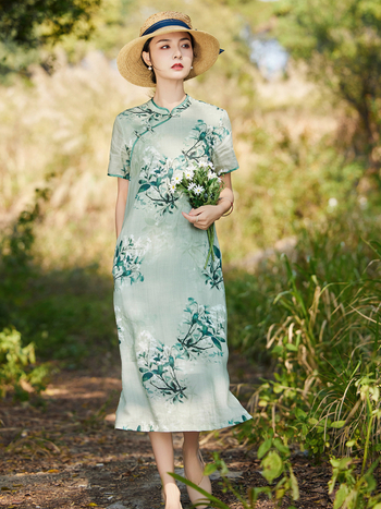 Ramie ruha növény- és virágmintával, 95% ramie, rövid ujjú, hosszú szoknya, háromgombos zárás