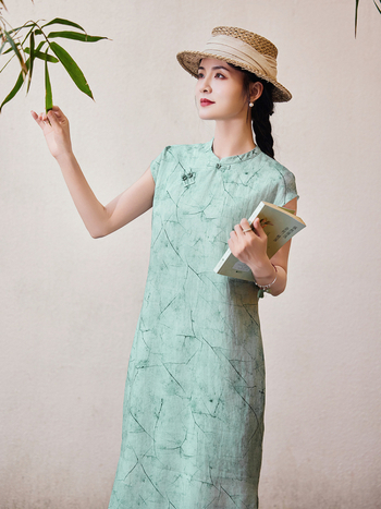Cheongsam ruha ramie anyagból (>95%), Celadon minta, álló gallér három gombbal, kar nélküli, midi hosszúságú