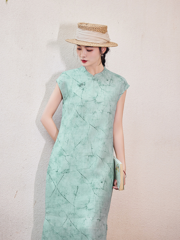 Cheongsam ruha ramie anyagból (>95%), Celadon minta, álló gallér három gombbal, kar nélküli, midi hosszúságú