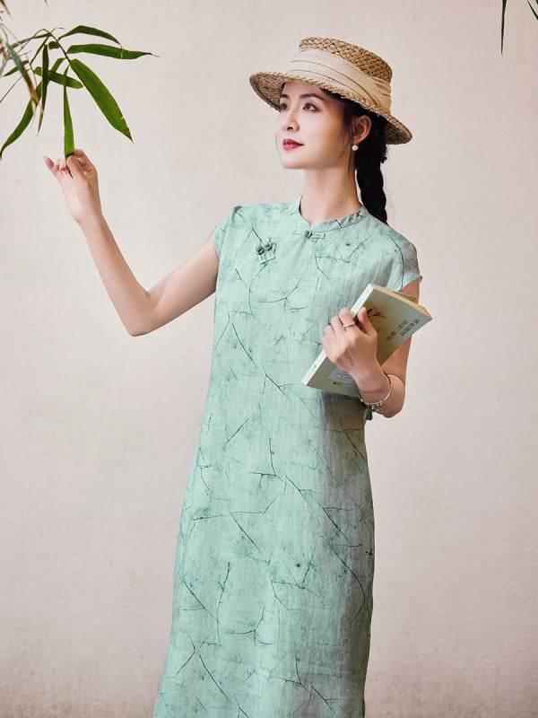 Cheongsam ruha ramie anyagból (>95%), Celadon minta, álló gallér három gombbal, kar nélküli, midi hosszúságú