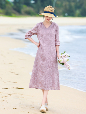 Ramie anyagból készült hímzett V-nyakú ruha, középtávú A-vonalú sziluettel, 7/4 ujjak