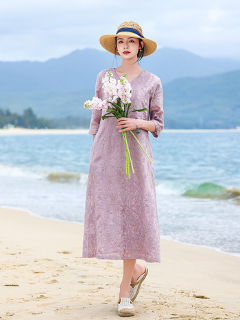 Ramie anyagból készült hímzett V-nyakú ruha, középtávú A-vonalú sziluettel, 7/4 ujjak