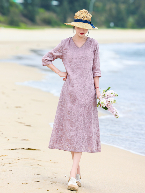 Ramie anyagból készült hímzett V-nyakú ruha, középtávú A-vonalú sziluettel, 7/4 ujjak