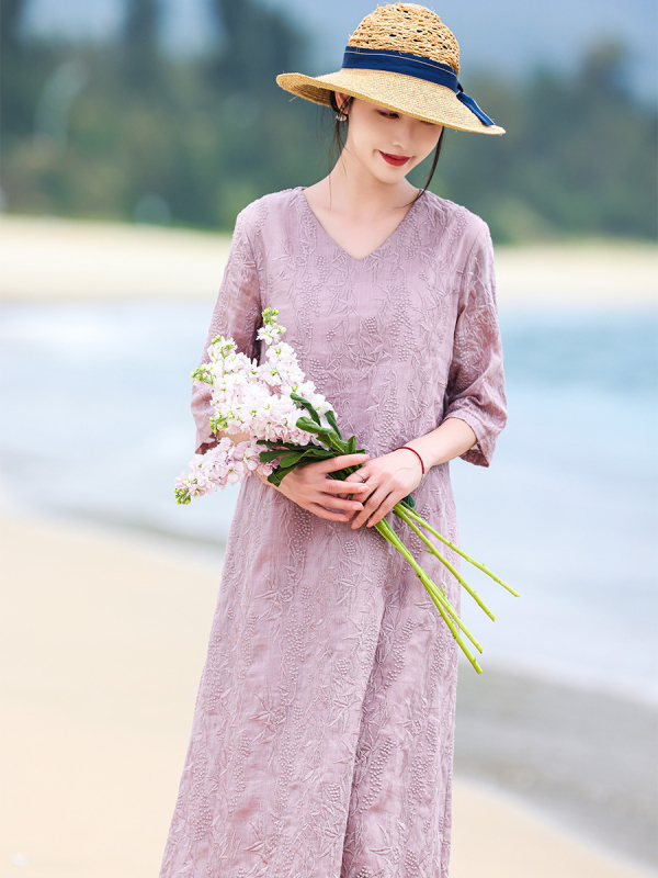 Ramie anyagból készült hímzett V-nyakú ruha, középtávú A-vonalú sziluettel, 7/4 ujjak