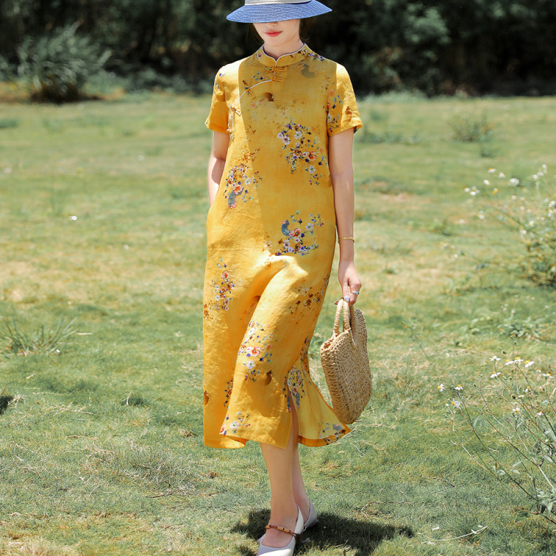 Γυναικείο φόρεμα μίντι με εκτύπωση σε ραμί ύφασμα, με σταθερή γιακά και κοντά μανίκια, χαλαρή μέση