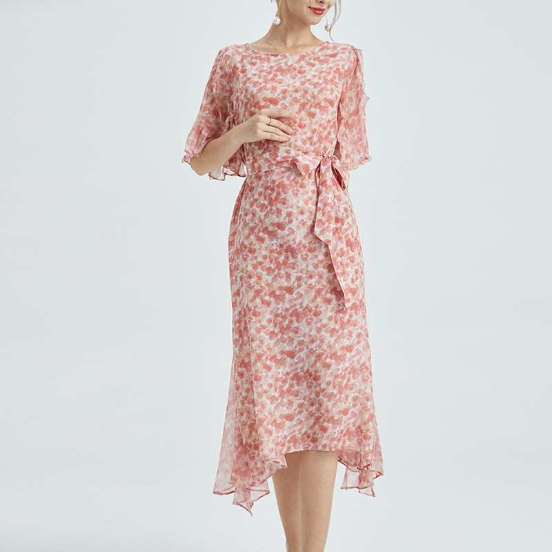 Flórás selyem A‑vonalú midi ruha, kerek nyakú, rövid ujjú, középső derekú, szegélyen hasítékkal