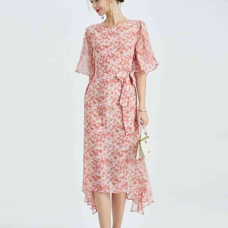 Flórás selyem A‑vonalú midi ruha, kerek nyakú, rövid ujjú, középső derekú, szegélyen hasítékkal