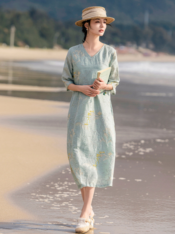 Φόρεμα από ραμί με κέντημα σχέδιο pavilion-τοπίο, V-λαιμός, σιλουέτα Α-γραμμής