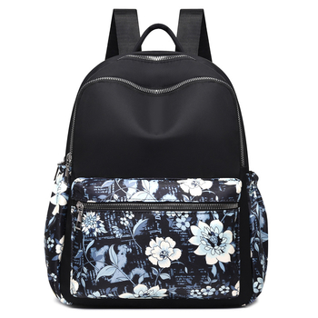 Γυναικείο σακίδιο με φλοράλ μοτίβο σε εθνοτικό στυλ, από Oxford ύφασμα, κάθετο τετράγωνο σχήμα, κλείσιμο με φερμουάρ, επένδυση από πολυεστέρα, Άνοιξη 2025.