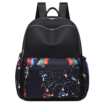 Γυναικείο σακίδιο με φλοράλ μοτίβο σε εθνοτικό στυλ, από Oxford ύφασμα, κάθετο τετράγωνο σχήμα, κλείσιμο με φερμουάρ, επένδυση από πολυεστέρα, Άνοιξη 2025.