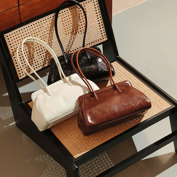 Pažastinė rankinė – natūralios odos iš pirmojo sluoksnio, horizontali kvadratinė forma, magnetinis užsegimas, vidiniai kišenės telefonui ir asmens tapatybės kortelei, miesto minimalistinis stilius