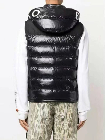 Férfi kapucnis tollas mellény, könnyű, cipzárral elől, laza szabású, fehér lúd tollal töltött, 41-45% töltet, külső anyag poliészter, bélés akril, 2025 ősz
