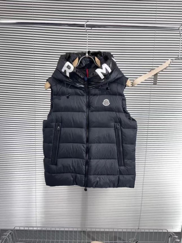 Férfi kapucnis tollas mellény, könnyű, cipzárral elől, laza szabású, fehér lúd tollal töltött, 41-45% töltet, külső anyag poliészter, bélés akril, 2025 ősz