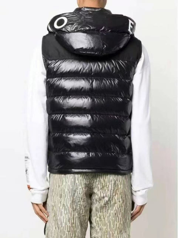 Férfi kapucnis tollas mellény, könnyű, cipzárral elől, laza szabású, fehér lúd tollal töltött, 41-45% töltet, külső anyag poliészter, bélés akril, 2025 ősz