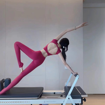 Sieviešu jogas tops bez piedurknēm ar atvērtu muguru un fiksētu krūšu atbalstu - ātri žūstošs materiāls, 75% neilons, 25% spandex; šaurs griezums; vidukļa garums