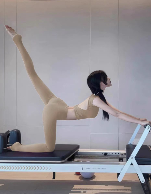 Sieviešu jogas tops bez piedurknēm ar atvērtu muguru un fiksētu krūšu atbalstu - ātri žūstošs materiāls, 75% neilons, 25% spandex; šaurs griezums; vidukļa garums