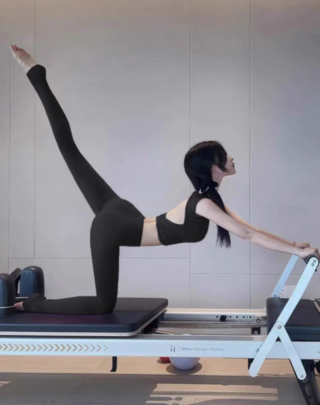 Sieviešu jogas tops bez piedurknēm ar atvērtu muguru un fiksētu krūšu atbalstu - ātri žūstošs materiāls, 75% neilons, 25% spandex; šaurs griezums; vidukļa garums