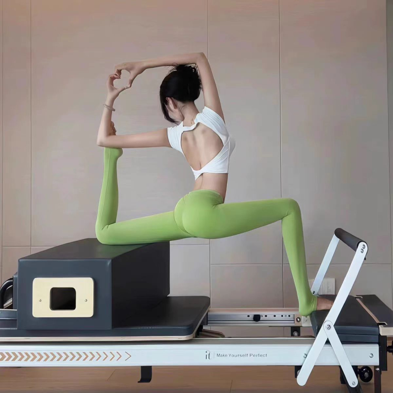 Sieviešu jogas tops bez piedurknēm ar atvērtu muguru un fiksētu krūšu atbalstu - ātri žūstošs materiāls, 75% neilons, 25% spandex; šaurs griezums; vidukļa garums