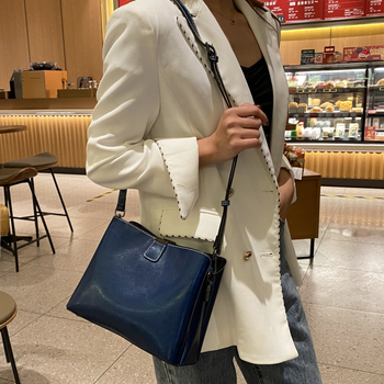 Geantă crossbody din piele naturală pentru femei, piele cu luciu cerat uleios, capacitate mare, formă pătrată orizontală, închidere cu fermoar