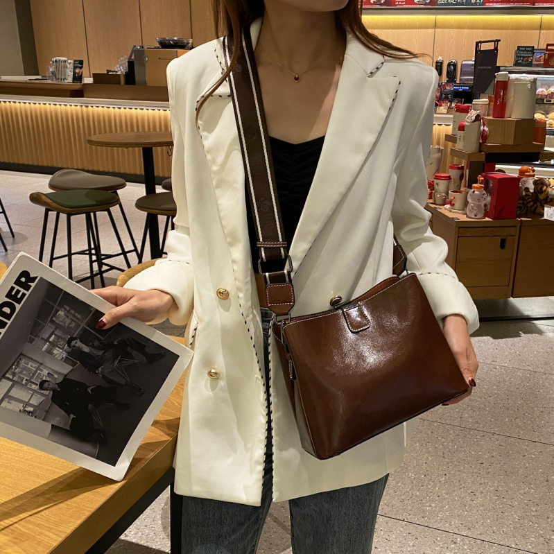 Geantă crossbody din piele naturală pentru femei, piele cu luciu cerat uleios, capacitate mare, formă pătrată orizontală, închidere cu fermoar