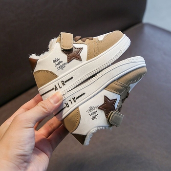 Dječje tenisice za skateboard s Velcro zatvaračem, gornji dio Ultrafilm koža, gumena potplat, ulošak od umjetne vune, toplo i protuklizno za jesen-zimu.