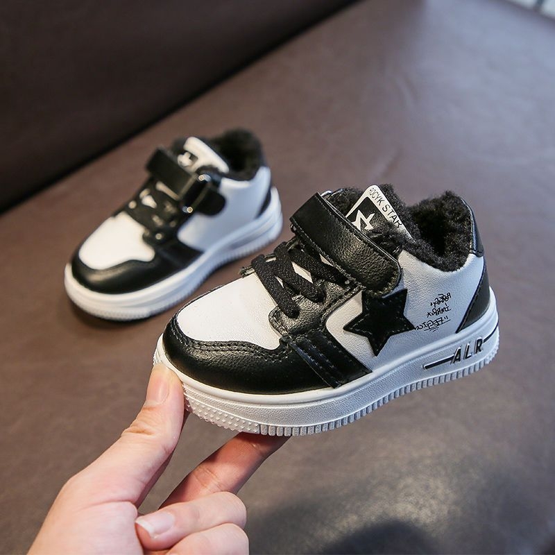Dječje tenisice za skateboard s Velcro zatvaračem, gornji dio Ultrafilm koža, gumena potplat, ulošak od umjetne vune, toplo i protuklizno za jesen-zimu.