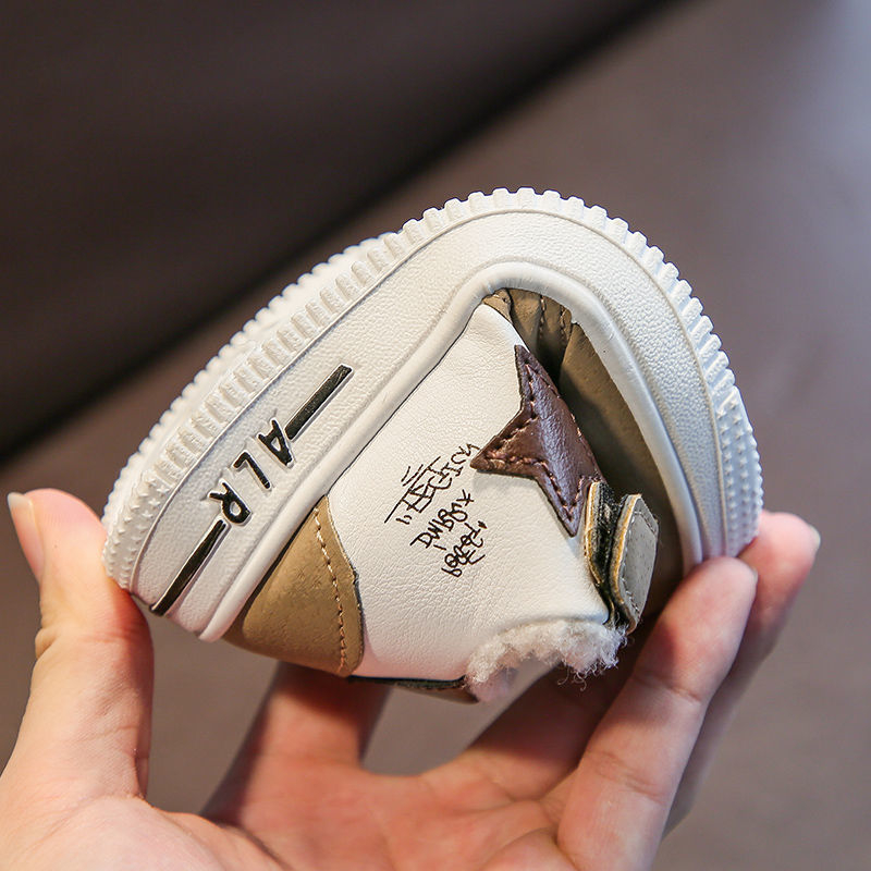 Dječje tenisice za skateboard s Velcro zatvaračem, gornji dio Ultrafilm koža, gumena potplat, ulošak od umjetne vune, toplo i protuklizno za jesen-zimu.