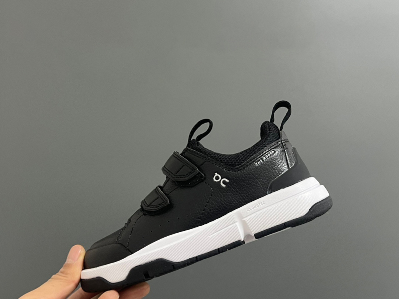 Deti bežecké topánky s dvojitým zapínaním na suchý zips, horná časť z syntetickej kože, gumová podrážka, dizajn s farebnými blokmi, unisex