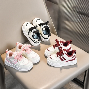 Gyerekeknek készült vastag talpú sportcipő (felsőrész mikroszálas bőr, Velcro-zár, gumitalp, alacsony felsőrész, textilbélés)