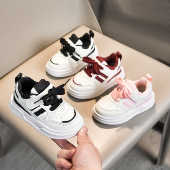 Gyerekeknek készült vastag talpú sportcipő (felsőrész mikroszálas bőr, Velcro-zár, gumitalp, alacsony felsőrész, textilbélés)