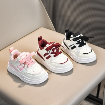 Gyerekeknek készült vastag talpú sportcipő (felsőrész mikroszálas bőr, Velcro-zár, gumitalp, alacsony felsőrész, textilbélés)