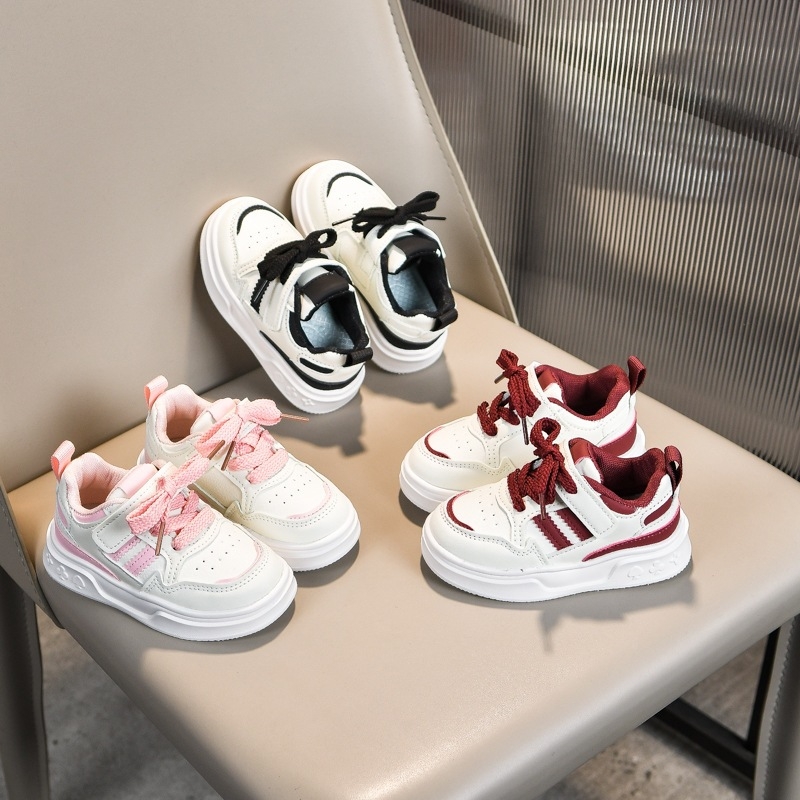 Gyerekeknek készült vastag talpú sportcipő (felsőrész mikroszálas bőr, Velcro-zár, gumitalp, alacsony felsőrész, textilbélés)