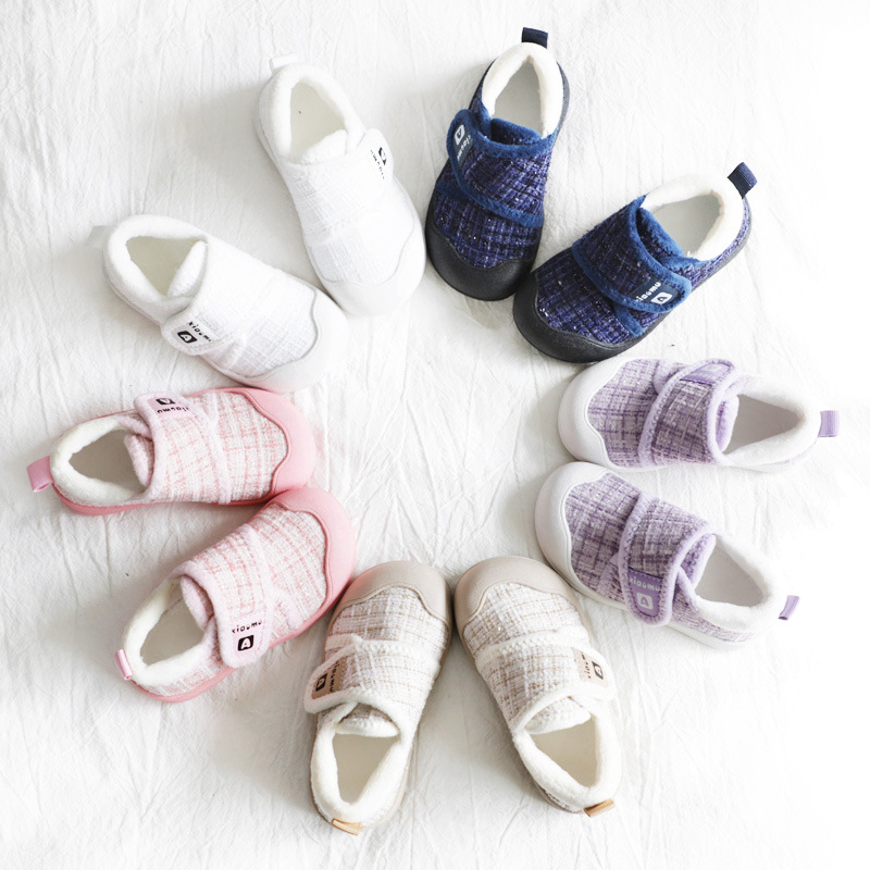 Gyerek téli beltéri cipő bársonyos felsőrésszel, Velcro zárás, csíkos mintázat, vastag gumi talppal, 1–6 éves korosztálynak