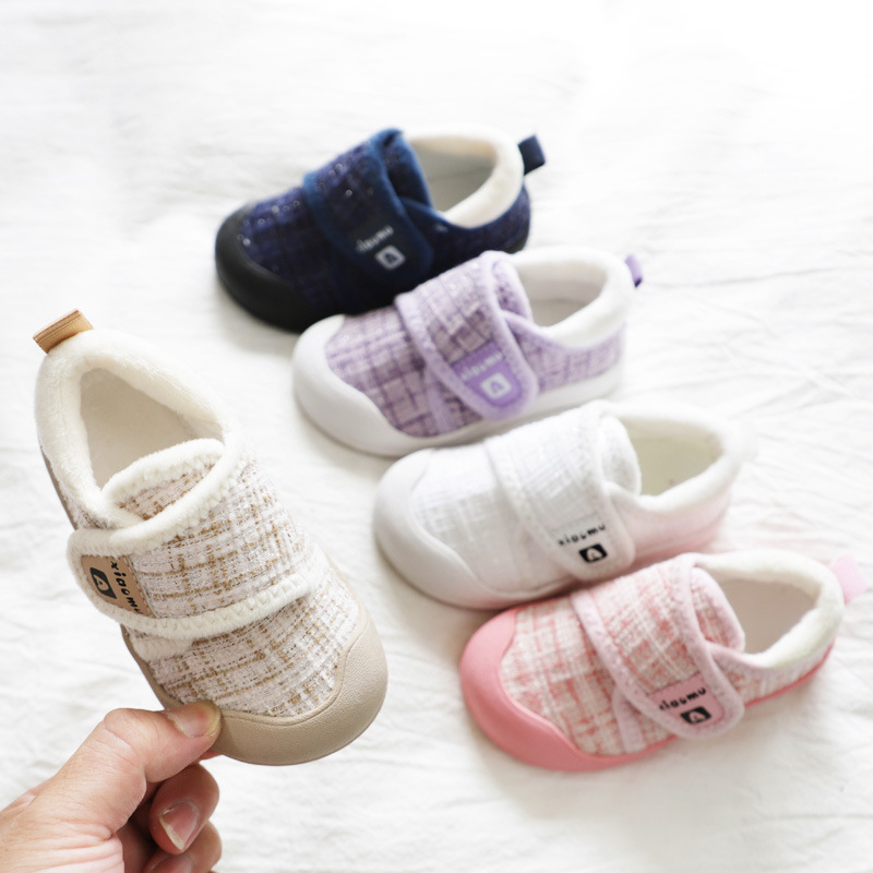 Gyerek téli beltéri cipő bársonyos felsőrésszel, Velcro zárás, csíkos mintázat, vastag gumi talppal, 1–6 éves korosztálynak