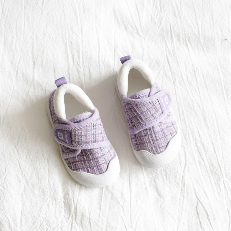 Gyerek téli beltéri cipő bársonyos felsőrésszel, Velcro zárás, csíkos mintázat, vastag gumi talppal, 1–6 éves korosztálynak